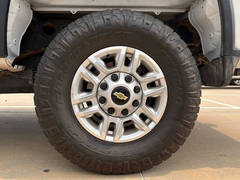 Used 2023 Chevrolet Silverado 2500 LT AWD/4WD image 9