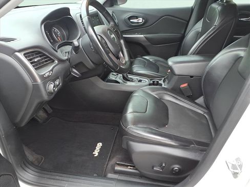 Used 2019 Jeep Cherokee Latitude Plus w/ Trailer Tow Group image 9