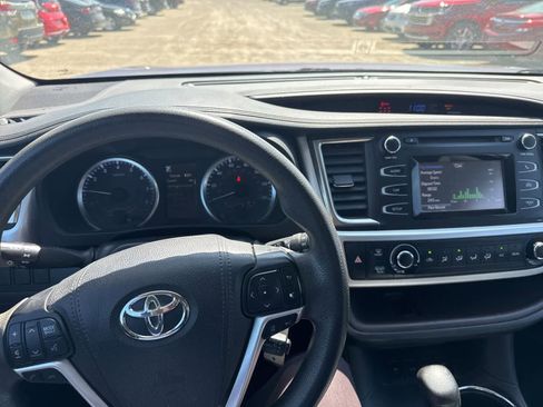 Used 2019 Toyota Highlander LE AWD/4WD image 19