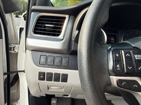 Used 2019 Toyota Highlander LE FWD image 23