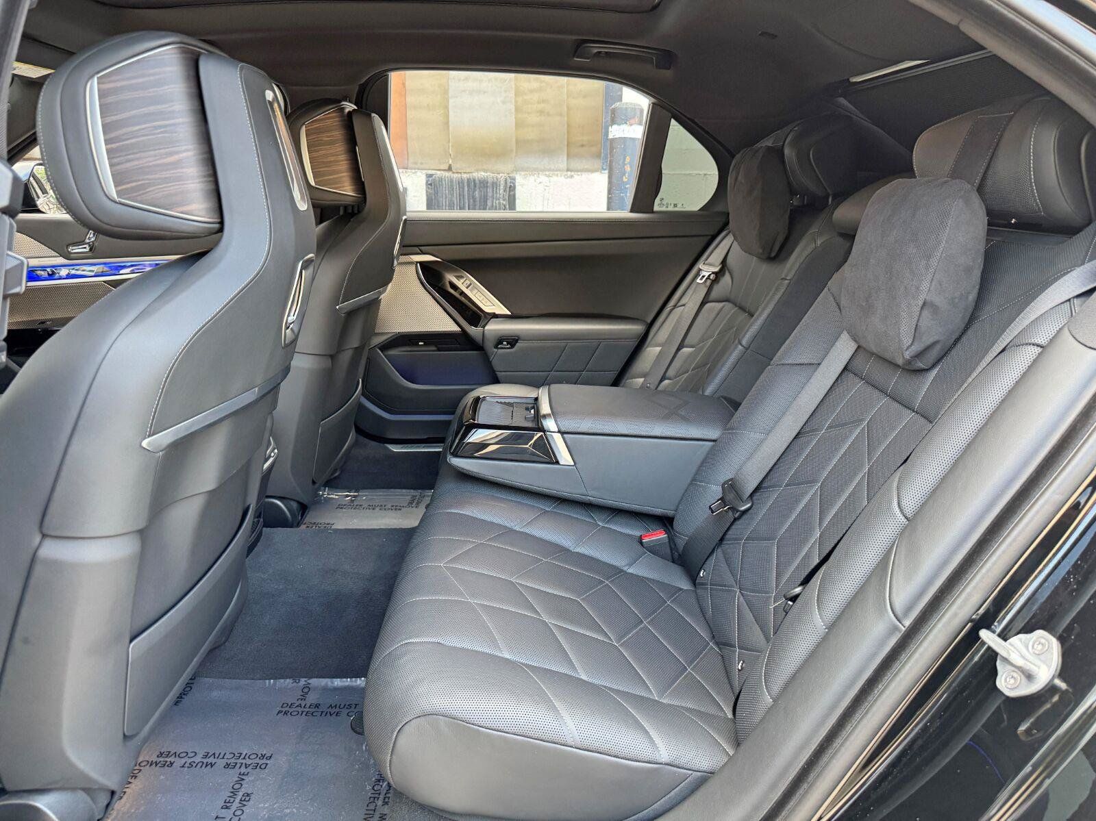 Used 2024 BMW i7 eDrive50 w/ M Sport Package RWD image 47