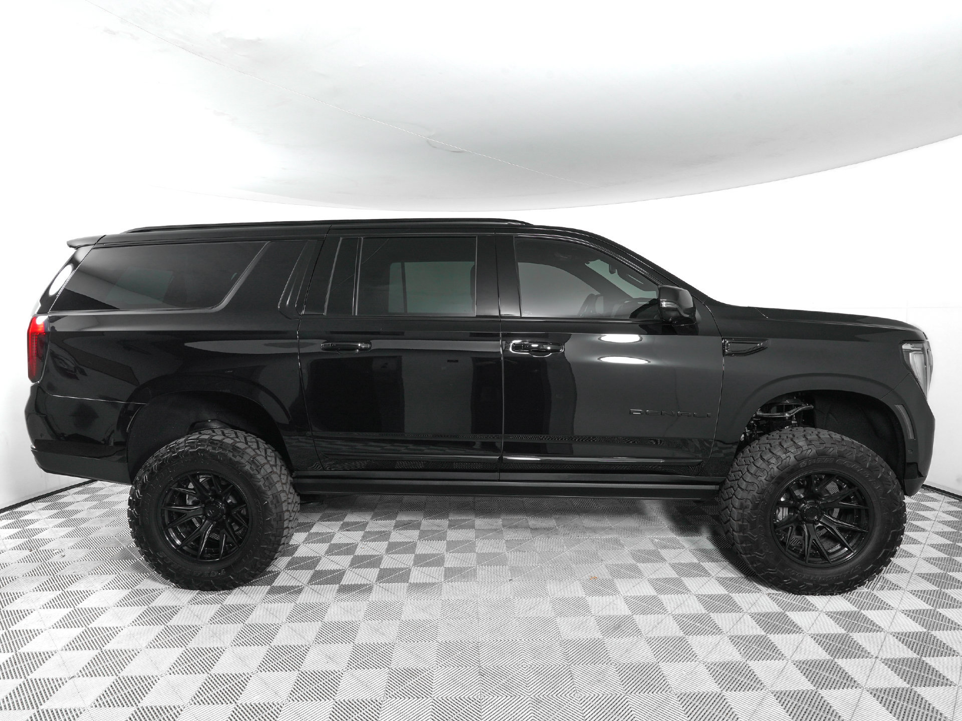 Used 2026 GMC Yukon XL Denali w/ Sun & Power Step Package AWD/4WD image 4