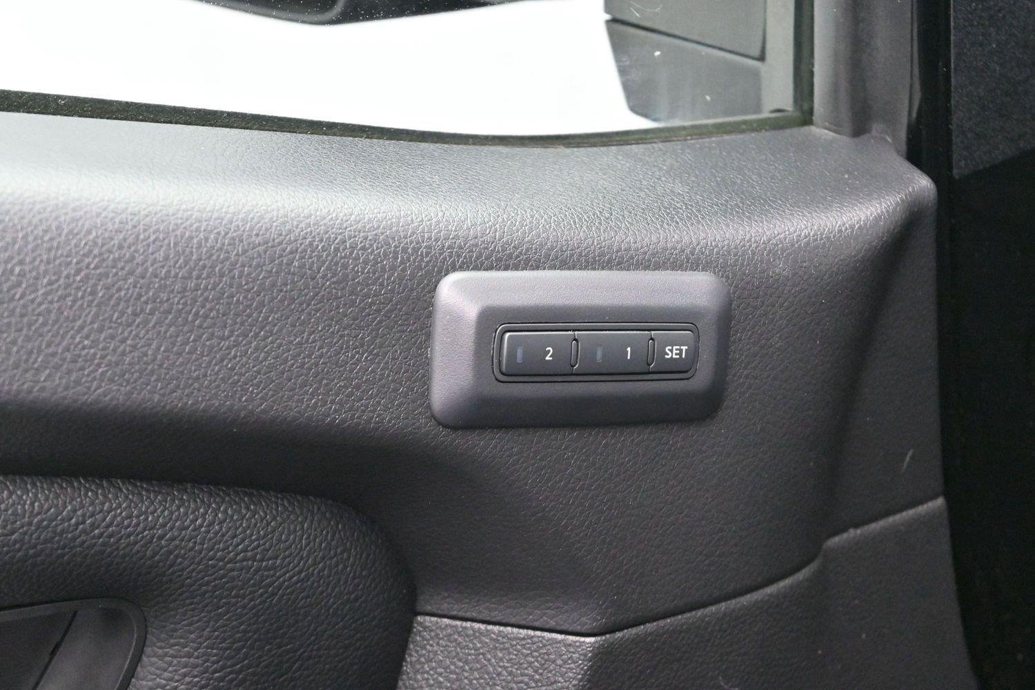 Used 2021 Nissan Titan PRO-4X w/ Pro-4x Convenience Package AWD/4WD image 11