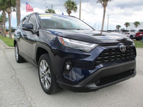 Used 2022 Toyota RAV4 XLE Premium image 7