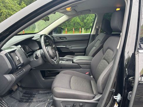 Used 2025 Nissan Pathfinder SV FWD image 29