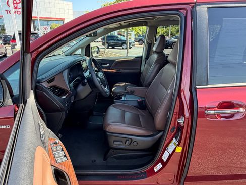 Used 2020 Toyota Sienna Limited Premium w/ Carpet Mat Package AWD/4WD image 19
