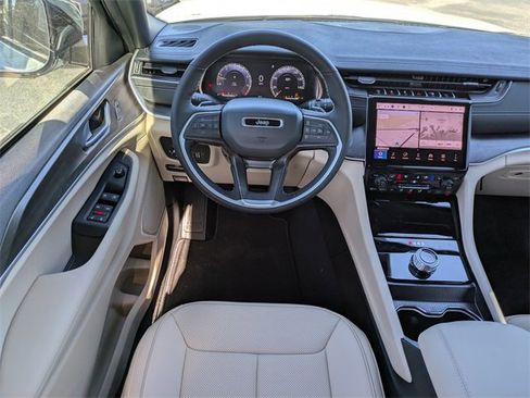 New 2025 Jeep Grand Cherokee Limited image 15