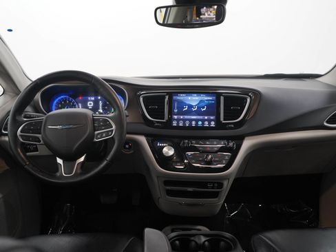 Used 2019 Chrysler Pacifica Touring-L w/ Advanced Safetytec Group FWD image 17