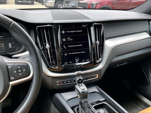 Used 2019 Volvo XC60 T6 Momentum w/ Premium Package AWD/4WD image 8
