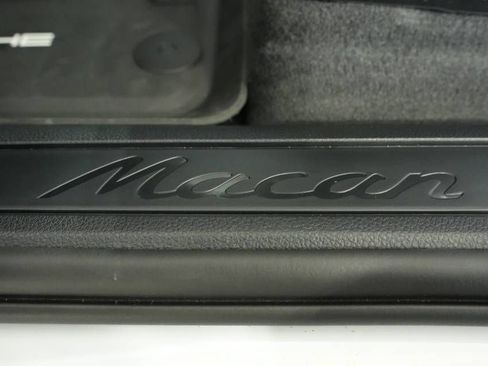 Certified 2025 Porsche Macan AWD/4WD image 32