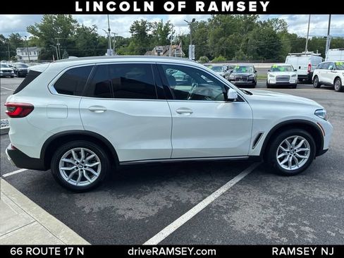 Used 2022 BMW X5 xDrive40i w/ Premium Package AWD/4WD image 8