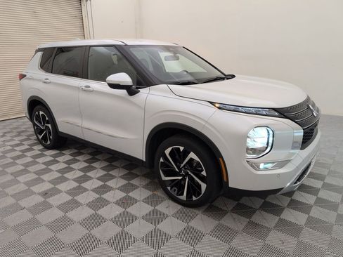 Used 2022 Mitsubishi Outlander SE image 1