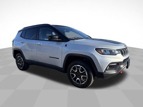 Used 2025 Jeep Compass Trailhawk AWD/4WD image 3