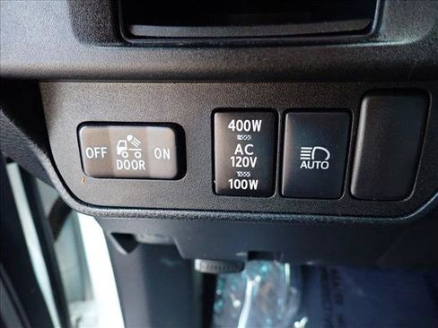 Used 2018 Toyota Tacoma TRD Off-Road w/ Technology Package AWD/4WD image 13