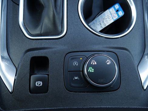 Used 2023 Chevrolet Traverse LT image 19