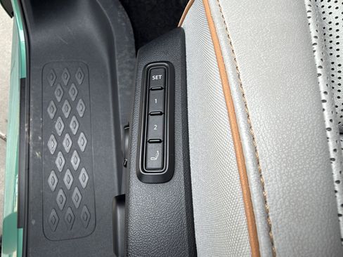 Used 2025 Volkswagen ID. Buzz 1st Edition RWD image 31