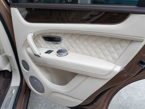 Used 2017 Bentley Bentayga image 38