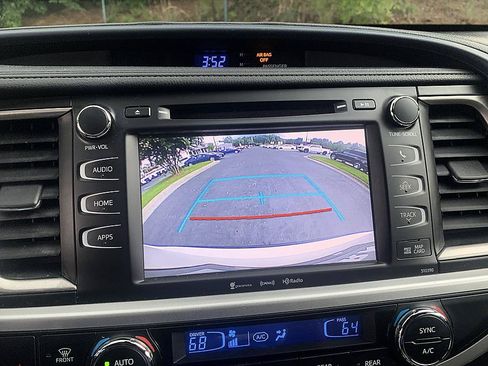 Used 2019 Toyota Highlander XLE FWD image 18