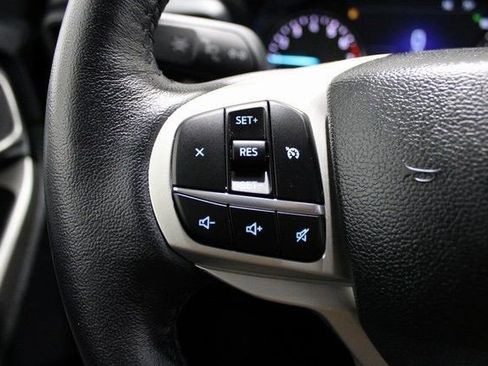 Used 2023 Ford Explorer XLT image 5