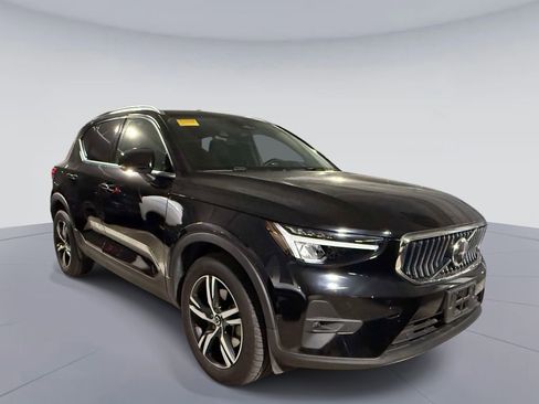 Used 2023 Volvo XC40 B5 Plus w/ Climate Package AWD/4WD image 3