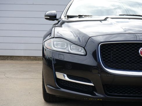 Used 2018 Jaguar XJ R-Sport image 8