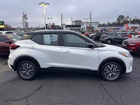 Used 2023 Nissan Kicks SV image 2
