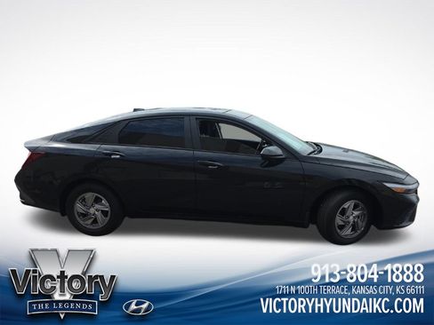 Used 2024 Hyundai Elantra SE FWD image 4