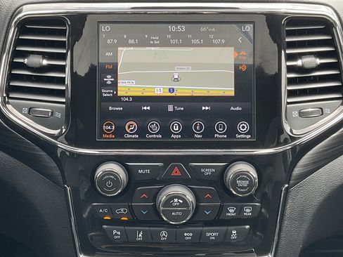 Used 2022 Jeep Grand Cherokee Laredo X AWD/4WD image 19