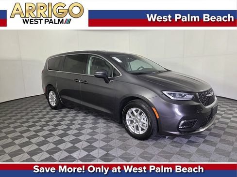 Used 2023 Chrysler Pacifica Touring-L FWD image 1