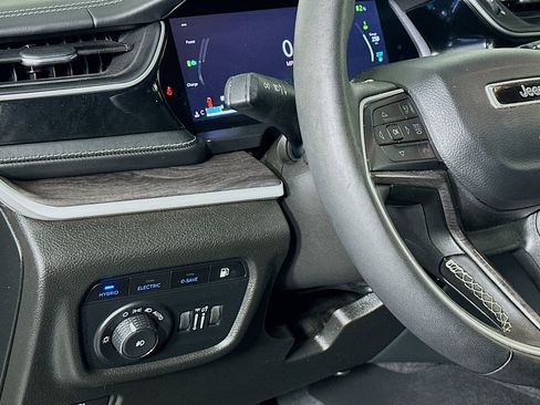 Used 2022 Jeep Grand Cherokee Limited 4xe image 17