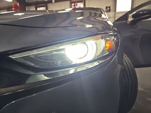 Used 2021 MAZDA MAZDA3 Hatchback w/Premium Plus Pkg image 33