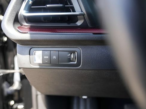 Used 2025 Chevrolet Traverse RS FWD image 15