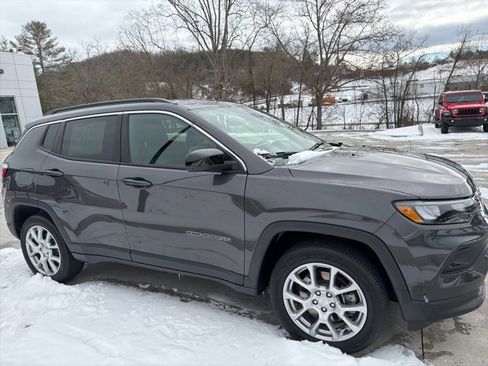 Used 2024 Jeep Compass Latitude image 2