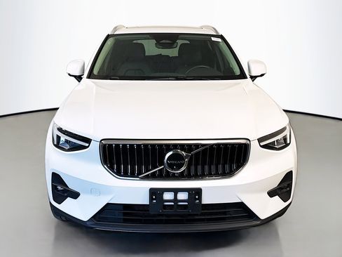 Used 2023 Volvo XC40 B5 Plus image 2