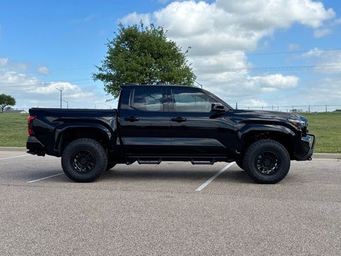 Used 2025 Toyota Tacoma SR5 image 4