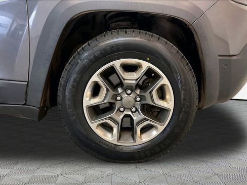 Used 2019 Jeep Cherokee Trailhawk AWD/4WD image 33
