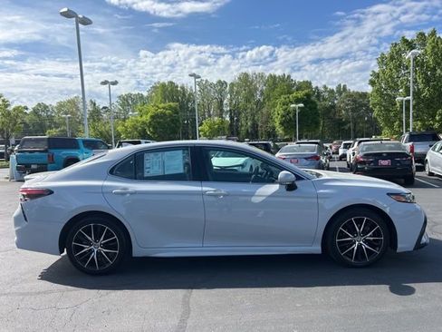 Used 2024 Toyota Camry SE FWD image 5
