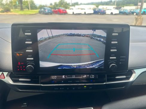 Used 2024 Toyota Sienna LE AWD/4WD image 17