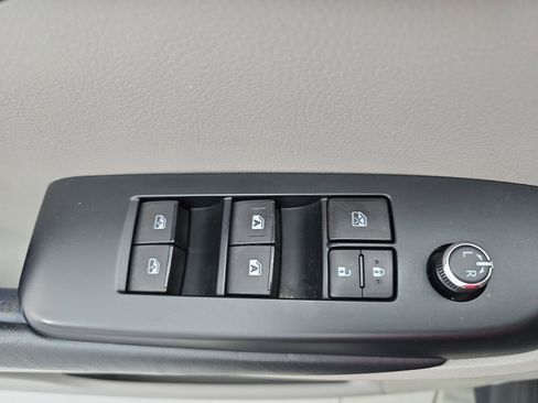 Used 2019 Toyota Highlander XLE image 29