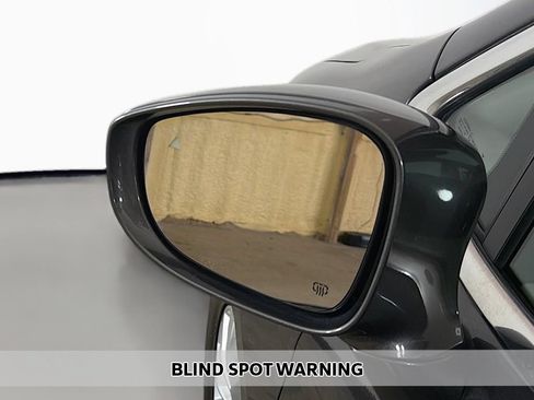 Used 2019 Chrysler Pacifica Touring-L FWD image 3