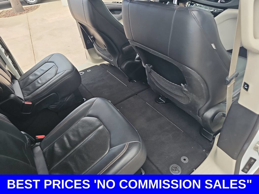 Used 2018 Chrysler Pacifica Touring-L FWD image 11