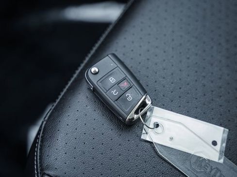 Used 2018 Volkswagen Tiguan SE image 40