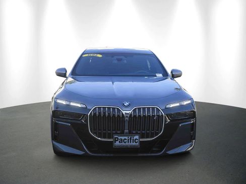 Used 2025 BMW i7 xDrive60 image 2