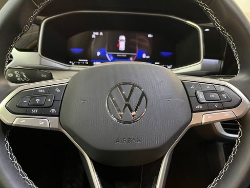 Certified 2025 Volkswagen Taos SE image 22