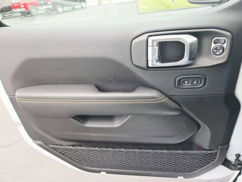 Used 2025 Jeep Wrangler Sahara image 38