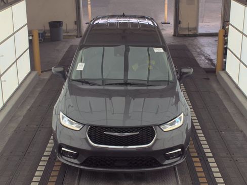 Used 2023 Chrysler Pacifica Touring-L FWD image 2