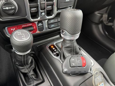 New 2026 Jeep Gladiator Mojave w/ Technology Group AWD/4WD image 11