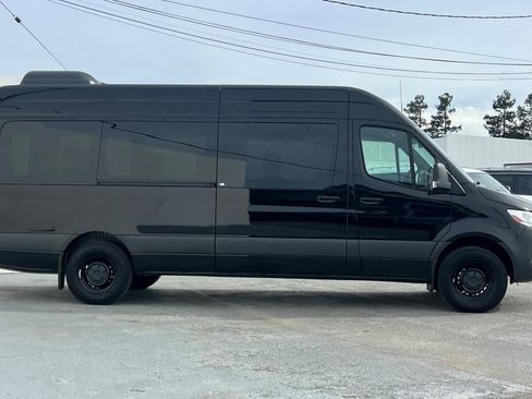 Used 2024 Mercedes-Benz Sprinter 2500 image 2
