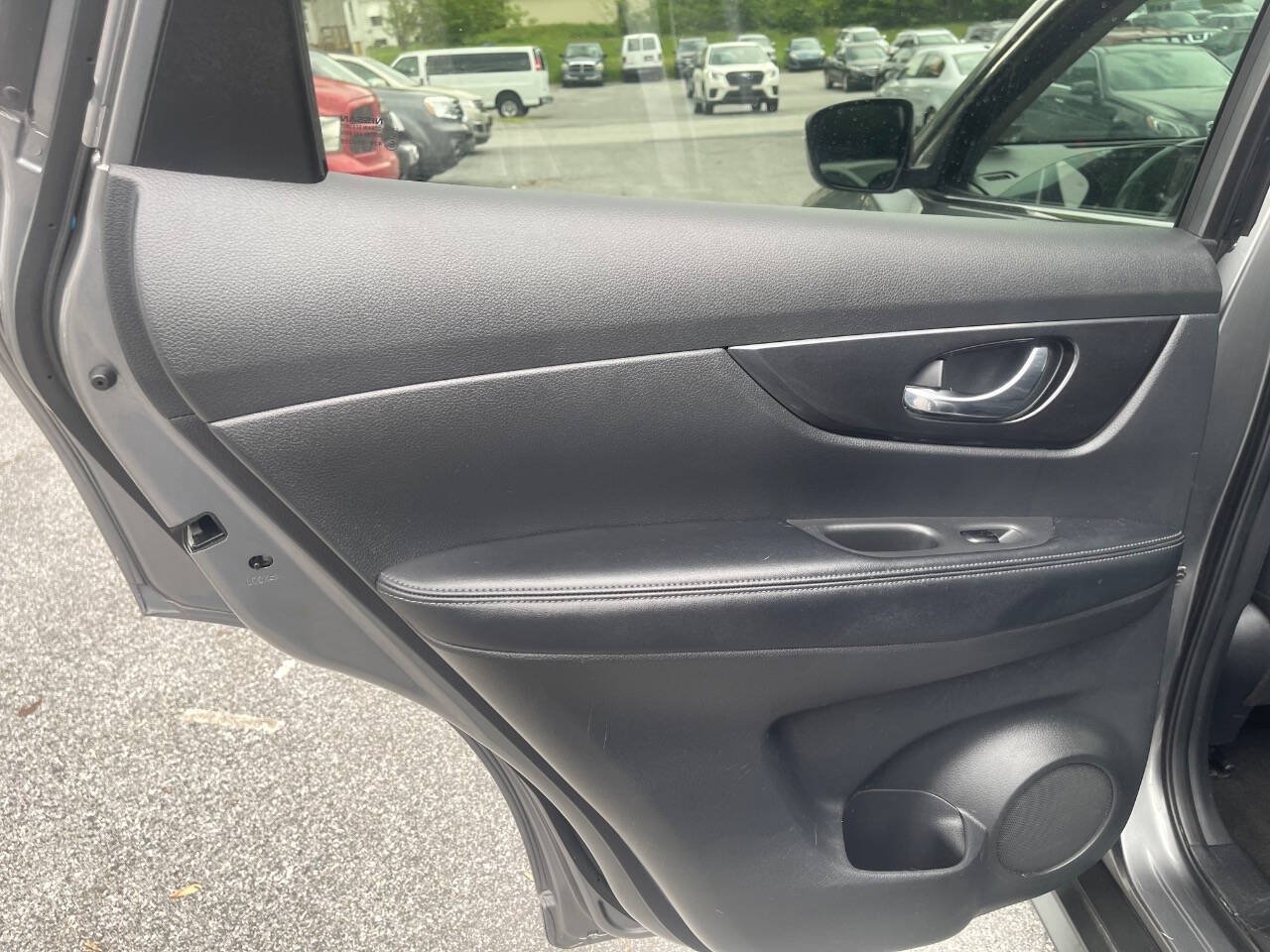 Used 2018 Nissan Rogue SV AWD/4WD image 23