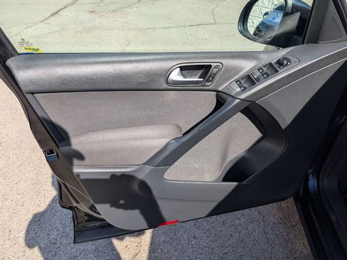 Used 2017 Volkswagen Tiguan Limited w/ Premium Package image 11